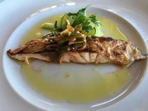 Carapau com molho à espanhola e salada de courgette. FOTO LUÍS ANTUNES