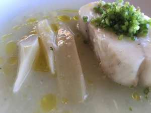 Cação com caldo de coentrada e salsify. FOTO: DR