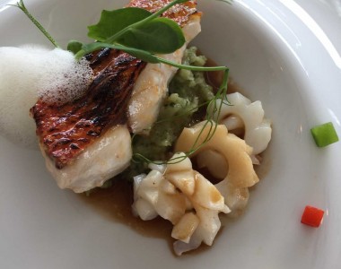 Outro dos novos pratos é Salmonete de setubal na salamandra com açorda de berbigão lulas salteadas e caldo de caldeirada