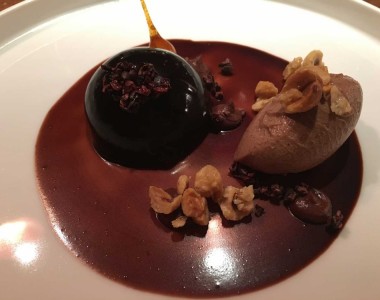 Bomba de chocolate, com sal, caramelo e gelado de avelã. FOTO: DR