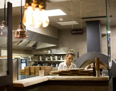 2. O espaço é dividido entre o restaurante e o bar que estão abertos ao almoço e jantar. FOTO: DR