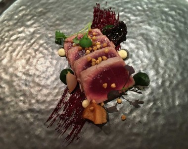 Atum dos Açores com pickle de beterraba, esparregado de salsa e trigo sarraceno. FOTO: DR