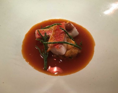 Salmonete, xerém e caldo de caldeirada e salicórnia. FOTO: DR