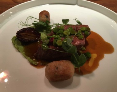 Borrego com puré de ervilhas, molho de hortelã e gnocchi de açorda. FOTO: DR