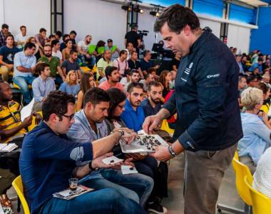 Francisco Siopa dá a provar algumas das suas doces iguarias. FOTO: EG | Filipe Vera-Cruz