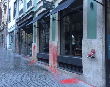 A 18 de novembro, foram colocados, no exterior do restaurante Cantinho do Avillez, no Porto, panfletos onde se podia ler "Avillez colabora com a ocupação sionista". FOTO: CS