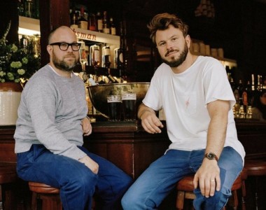 Os chefes Tom Harris e Jon Rotheram compraram o pub em 2015. FOTO: DR