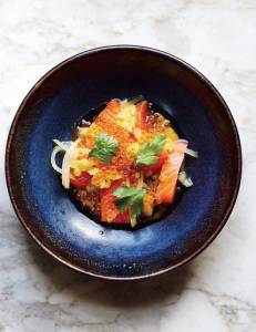 Um snack, 'sea trout crudo with yellow mole and coriander'. FOTO: Peden + Munk