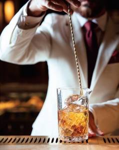 O livro dá dicas úteis de como fazer cocktails. FOTO: Peden + Munk