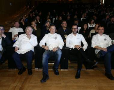 Alguns dos grandes nomes da cozinha espanhola: De jaleca, da esquerda para a direita, Juan Mari Arzak (Arzak), Joan Roca (El Celler de Can Roca), Quique Dacosta (Quique Dacosta) e Andoni Aduriz (Mugaritz). Na fila de trás, à esquerda, Albert Adrià (Enigma). FOTO: DR