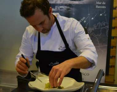António Loureiro prepara 'Lombos de skrei acompanhados de migas com sabores do norte'. FOTO: Ana Catarina Silva