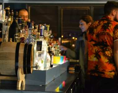 Diogo Petronilho é o barman responsável pelos cocktails. FOTO: Ana Catarina Silva