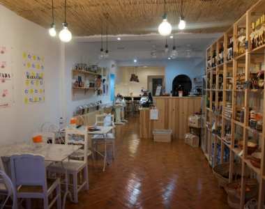 Os produtos dispostos nas prateleiras do espaço têm origem nas mais diversas regiões do Algarve. Foto: CA