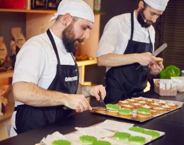 Erwan Blanche e Sébastian Bruno, pasteleiros da Boulangerie Utopie, em Paris. FOTO: Stanislas Liban