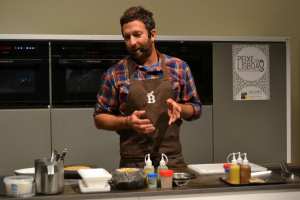 Diego Muñoz, o Peruano parceiro de José Avillez, também fez uma demonstração de cozinha que acabou integrada na apresentação do chefe português