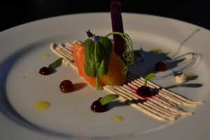 Salmão fresco marinado com texturas de beterraba e Espresso Forte