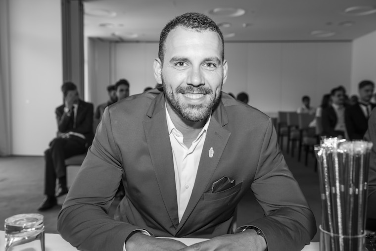 Aos 35 anos, o bartender portuense, Carlos Santiago, Barman do Ano 2015, vai representar Portugal na final global do World Class que acontece no México. Foto: Filipe Vera-Cruz
