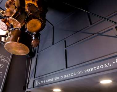 Ao entrar, o destaque vai para o candeeiro, uma peça que resulta num conjunto de tachos vindos de França e idealizados pela empresa de design Involve. Foto: DR