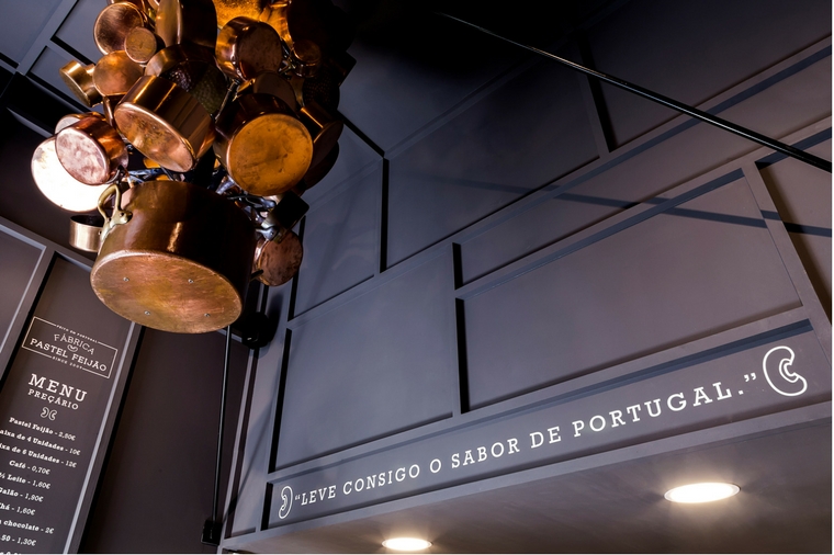 Ao entrar, o destaque vai para o candeeiro, uma peça que resulta num conjunto de tachos vindos de França e idealizados pela empresa de design Involve. Foto: DR