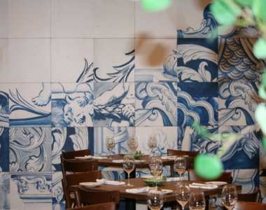 O chefe David Costa e Jéssica Carreira vão receber George Mendes, do restaurante Aldea, em Nova Iorque, Alexandre Silva, do Loco, em Lisboa e Pedro Lemos do restaurante hómonio, no Porto. O jantar a oito mãos acontecerá entre 12 e 14 de setembro no Adega, dos chefes anfitriões, na Califórnia. Foto: DR