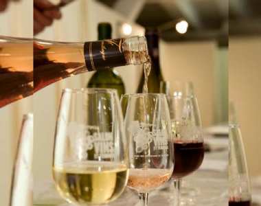 |Salon Vins & Terroirs| A 3 de novembro chega ao Parc des Expositions, em Toulouse, em França, a 18.ª edição do Salon Vins & Terroirs. Durante o evento, os expositores e produtores poderão conversar com os visitantes. Destinado ao publico em geral, desde os mais sábios aos mais amadores, este será um momento, de dois dias, para partilha de conhecimentos. Para todas as informações visite o site http://www.salon-vins-terroirs-toulouse.com Foto: DR