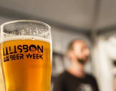 |Lisbon Beer Week| Chega à capital já na próxima semana de 16 a 24 de setembro. “Cerveja” será a palavra de ordem durante oito dias, onde vários locais se reunirão numa festa onde se juntam 15 cervejeiras, 46 restaurantes e mais de 50 tipos diferentes desta bebida. Pela segunda vez acontece também a Beer Mile, uma corrida para os amantes cervejeiros. Para se inscrever e conhecer a rota dos espaços aderentes visite http://lisbonbeerweek.com Foto: DR