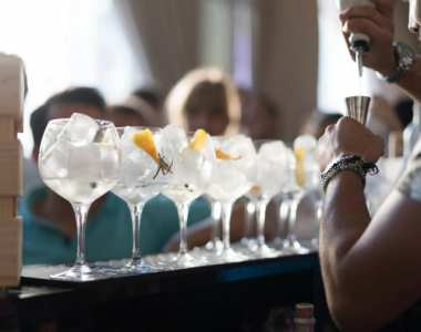 |Gin Tasting| No penúltimo dia do mês, no Porto celebra-se a 5.ª edição do Gin Tasting & Spirits, organizado pela EV - Essência do Vinho e a Revista de Vinhos. Marcam presença bebidas espirituosas como o whisky, vodka, rum, licor, pisco, tequila e, claro, o gin pelas mãos de vários barmen. O evento tem lugar na Casa de Serralves pelas 15h. Para adquirir o bilhete visite o site www.gintastingportugal.com Foto: DR