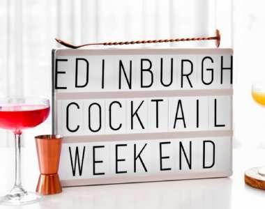 |Edinburgh Cocktail Week| A primeira edição da Edinburgh Cocktail Week, na Escócia, tem lugar entre os dias 3 e 8 de outubro e conta com a participação de mais de 40 bares, incluindo Harvey Nichols, The Printing Press e The Refinery. Haverá ainda masterclasses e degustações durante a semana. Para mais informações aceda a www.edinburghcocktailweekend.com Foto: DR