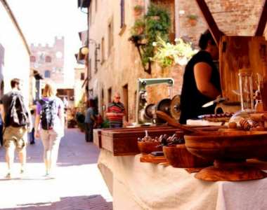 Boccaccesca Food and Wine Festival A região da Toscana, em Itália será invadida pelo festival de comida e vinho durante os dias 6, 7 e 8 de outubro. Provas de vinhos, conversas com sommeliers, demonstrações gastronómicas e concursos serão as atividades preparadas pela organização. Visite www.boccaccesca.it/html/home.html para conhecer o programa completo. Foto: DR