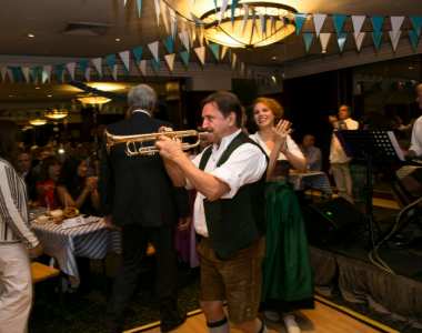 |Oktobeerfest Marriot Lisbon| Em terras lusas o Lisbon Marriott Hotel festeja a 9.ª edição do Oktobeerfest que se realiza no restaurante Citrus Grill. O jantar em regime de 'all you can eat' e 'all you can drink' é da autoria do chefe executivo António Alexandre que vai cozinhar um prato bávaro. A cerveja original presente será a Spaten. Na abertura da festa, como é tradicional, acontecerá o “esquiçar” do 1.º barril pelas mãos de Elmar Derkitsch, diretor geral do hotel. Foto: DR