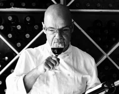 |London Greek Wine Festival| Theodore Kyriakou (na foto a cima) e a equipa do The Greek Larder vão reunir mais de 130 vinhos gregos durante dois dias no West Handyside Canopy, na estação Kings Cross, em Londres. Este é um evento para todos, desde os curiosos aos mais conhecedores que queiram saber mais sobre uvas indígenas e suas características ou a influência do terroir do vinho. Para todas as informações visite londongreekwinefestival.co.uk Foto: Ra Pallaram & Lisa Smith