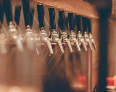 |The Beer Call| O LX Factory vai receber durante três dias o TheBeer Call que pretende unir cervejeiros e especialistas aos profissionais do setor hoteleiro e, claro, aos amantes da bebida. São mais de 150 cervejas nacionais e internacionais em prova. Durante o evento haverá ainda uma palestra dada por Johan Swinnen, autor do livro The Economics of Beer, sobre o tema “As origens e desafios da revolução das cervejas artesanais”. Os bilhetes têm um preço reduzido até dia 30 de setembro e podem ser adquiridos através do site http://thebeer-call.com/pt/home/ Foto: DR
