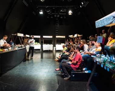 Ao longo do dia 18, o Chapitô à Mesa recebe chefes como Rodrigo Castelo e José Júlio Vintém para um conjunto de demonstrações ao vivo. Foto: Tozé Canaveira