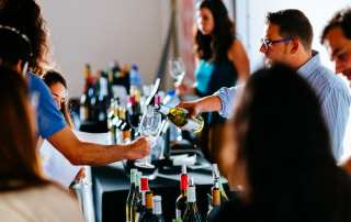 Os visitantes vão poder escolher e provar vinhos, entre os 5€ e os 50€, de uma seleção de cerca de 500 referências e 70 produtores. Foto: Adegga