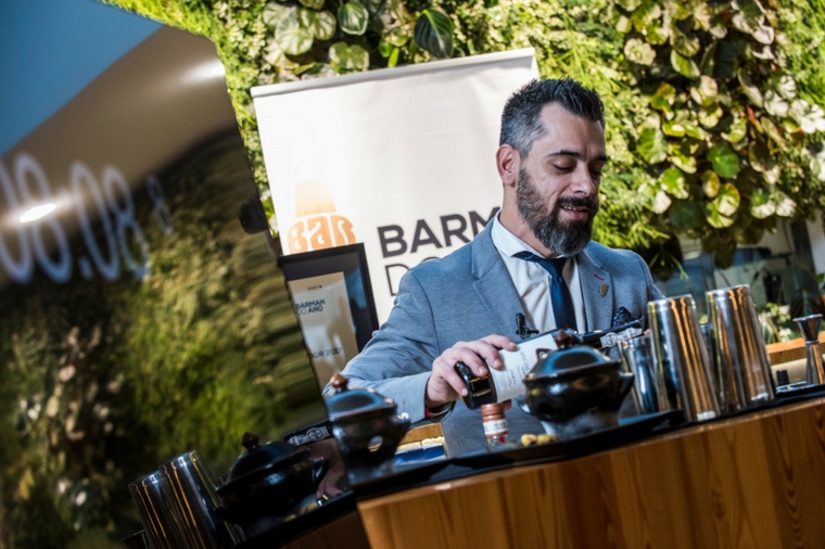 Daniel Carvalho é bartender do The Royal Cocktail Club, no Porto. Foto: Cátia Barbosa