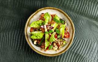 Quinoa e Legumes Grelhados. Este é um prato do Jacaré de José Avlllez, em que o chefe servirá não só carne como também muitas opções vegetarianas. Foto: DR