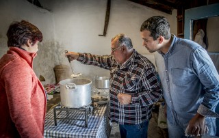 Júlio PereJúlio Pereira e o pai verificam se o peixe já está devidamente cozido. Foto: Humberto Moucoira e o pai verificam se a caneja já está devidamente cozida. Foto: Humberto Mouco