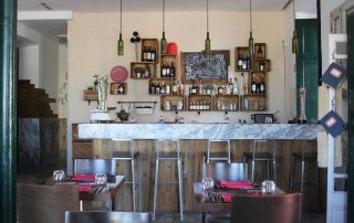 A sala tem tamanho médio, com equipamentos confortáveis e despretensiosos, cozinha parcialmente à vista, e um atendimento simpático e cordial. Foto: DR