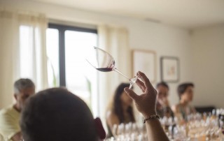 Copos ao alto. Uma imagem comum nos festivais de vinho. Foto: DR
