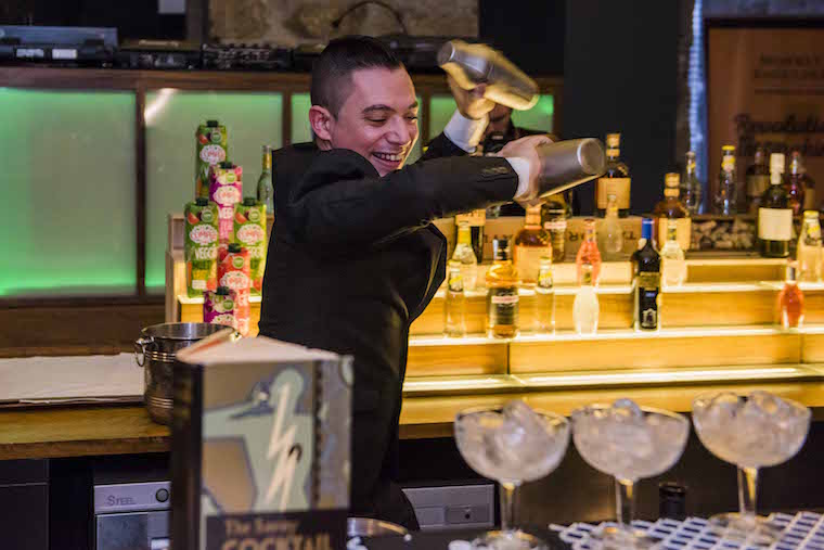 Nelson de Matos é bartender no restaurante Gusto by Heinz Beck, no Algarve. Foto: Filipe Vera-Cruz