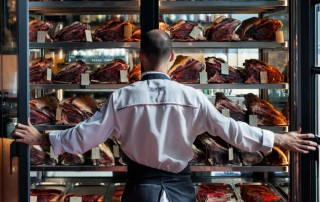 Na câmara de maturação do restaurante, de largas dimensões, pousam agora três novos cortes: T-Bone, Chuletón Galego e Rabada Minhota Galega. Foto: DR