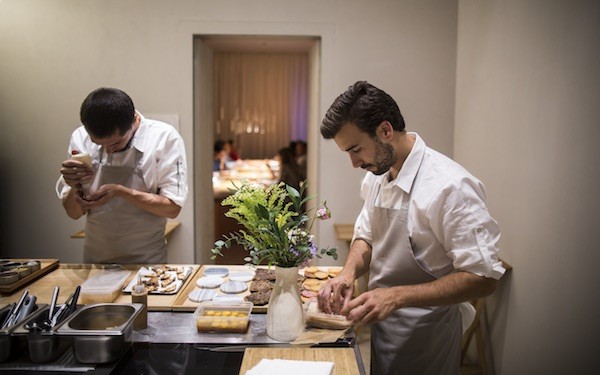 A cozinha onde é possível ver Pena Bastos em ação é mesmo ao lado do Ceia — uma literal sala de jantar. Foto: Nelson Garrido
