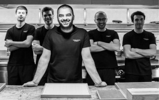João Costa, Rui Silva, Nuno Brás e Edgar Alendouro fazem parte da equipa do restaurante portuense, juntamente com Vasco, desde da sua abertura, em 2016. A estes, juntaram-se recentemente mais quatro elementos. Foto: Euskalduna