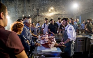 António Galapito apresentou o seu restaurante Prado e levou uma parte do porco, um dos principais produtos que por lá usa. Foto: Humberto Mouco