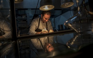 António Loureiro, aos 50 anos, é chefe d'A Cozinha, em Guimarães — um dos mais recentes restaurantes contemplados pelo guia Michelin. Foto: Cátia Barbosa/EG