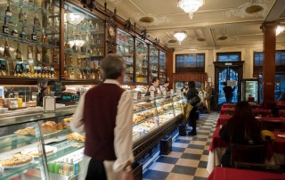 Fundado em 1922, o café Versailles é um dos ex-libris da cidade de Lisboa e dispõe de uma montra imensa de doces (incluindo aqueles associados à quadra natalícia). Foto: DR