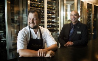 O chefe João Rodrigues e o sommelier André Figueirinha são os anfitriões da festa dos dez anos do restaurante Feitoria. Foto: Altis Belém Hotel & Spa