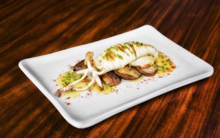 O prato de lula com cogumelos shiitake e molho de manteiga cítrico. Foto: DR