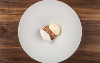Chocolate, Trigo Sarraceno, Avelãs. "Todas as nossas sobremesas têm menos 25% de açúcar e não levam natas. Esta é uma delas e faz-me lembrar o Bolo Xadrez, presente na nossa pastelaria portuguesa. Fazemos isso em ponto pequeno só que utilizamos trigo serraceno e acrescentamos um sorbet de chocolate e avelãs." Foto: DR