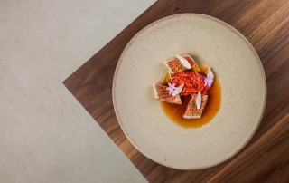 Este prato de Salmonete com Caldo de Pimentos Assados é uma das criações da dupla de chefes Nuno Mendes e Bruno Rocha. Foto: DR